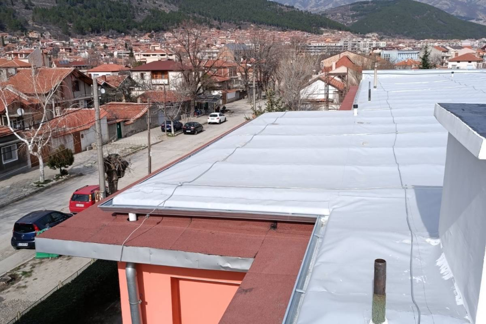 Община Сливен ремонтира покрива на Детска градина „Синчец“, който понесе сериозни щети при вятър над 120 километра в час през февруари тази година. Хидроизолацията...